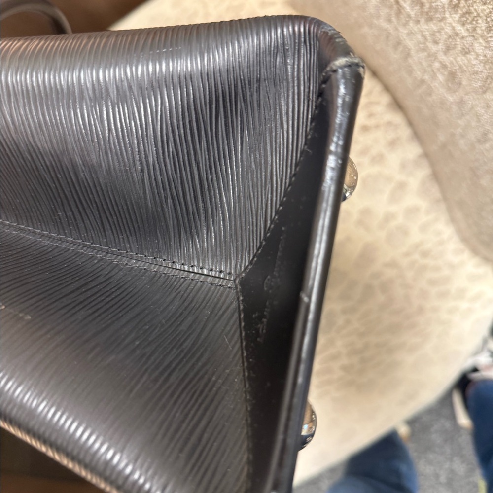 Louis Vuitton Black Epi Leather Kleber MM - Picture 9 of 15